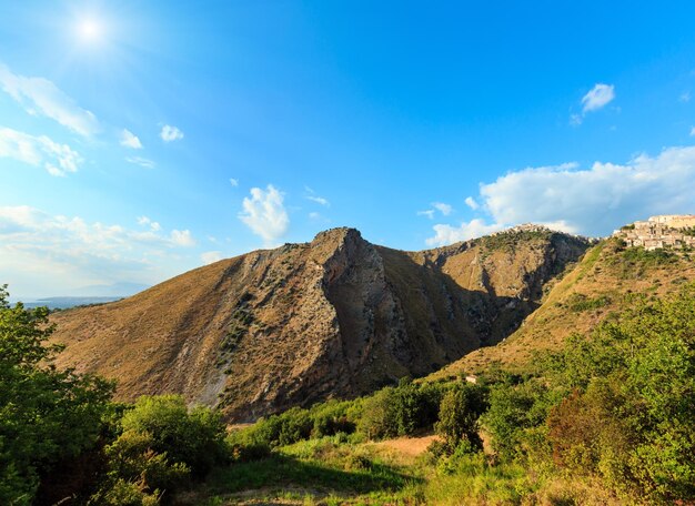 Calabrië bergdorp zonnig uitzicht Italië