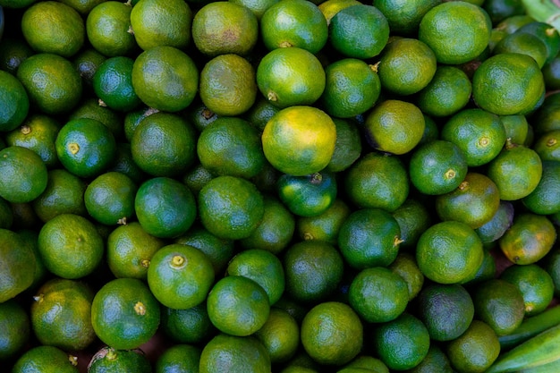 Photo calamansi green limes at the asian street market