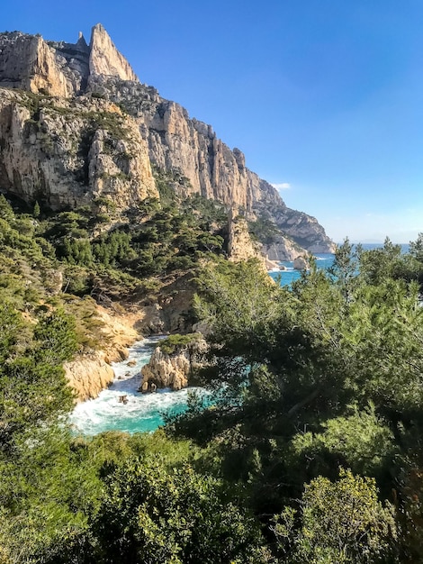 프랑스 마르세유의 Calanques 바다 경치와 산 개울