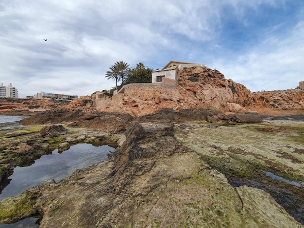 Calas de torrevieja paisaje junto al mar mediterraneo en el sur de la costablanca