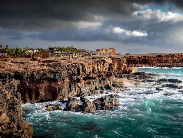 Photo calas de torrevieja rocas junto al mar