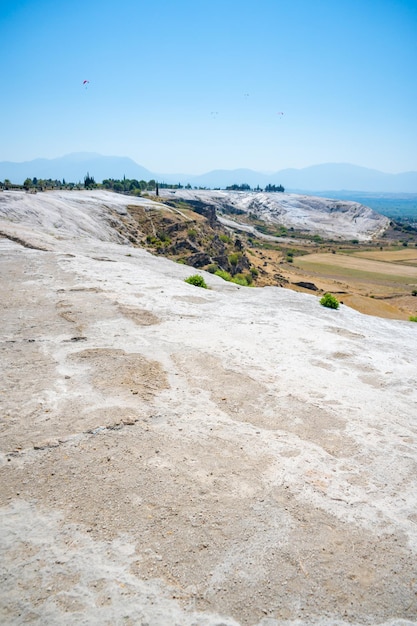 Calciet klif van Pamukkale witte travertijnen in Turkije