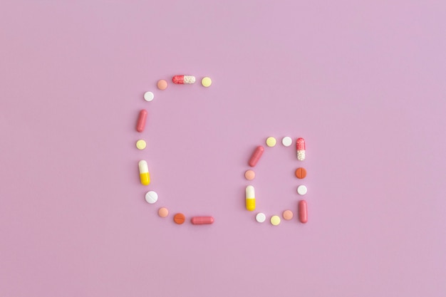 Calciumsymbool gemaakt van pillen op paarse achtergrond