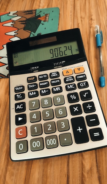 Foto calcolatrice su un desktop in un ufficio