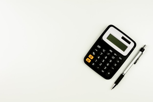 Calculator en en een pen op witte lijst