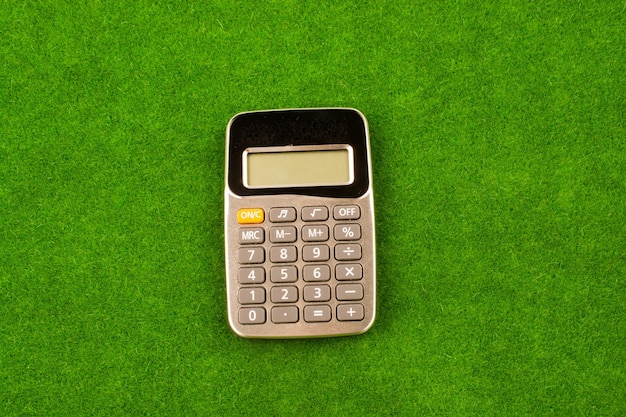 Calculator geplaatst in groen gras