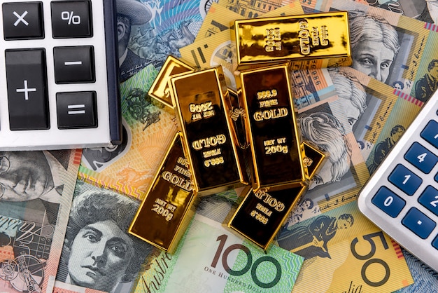 Калькулятор и слиток на австралийских долларах крупным планом