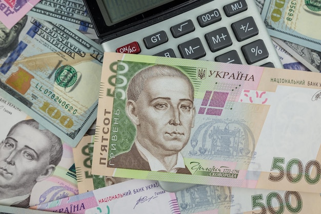 Calculator met dollars en hryvnia Financieel concept