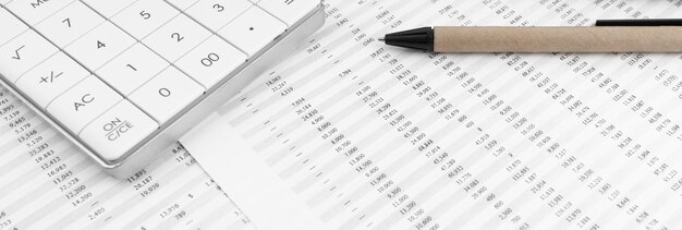 Calculator met notitieboekje en pen op financiële documenten Financieel concept