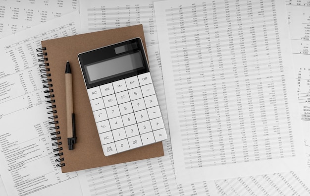 Calculator met notitieboekje op financiële documenten Financieel concept