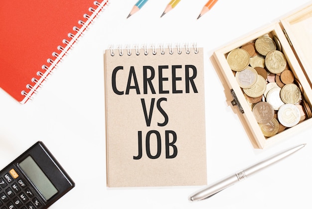 계산기, 빨간색 메모장, 3 색 연필, 은색 펜 및 텍스트가있는 갈색 노트 Career vs Job