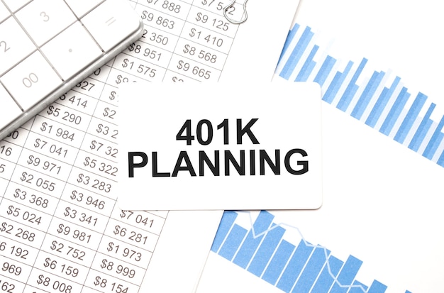 텍스트 401K 계획이 있는 계산기, 보고서 및 카드