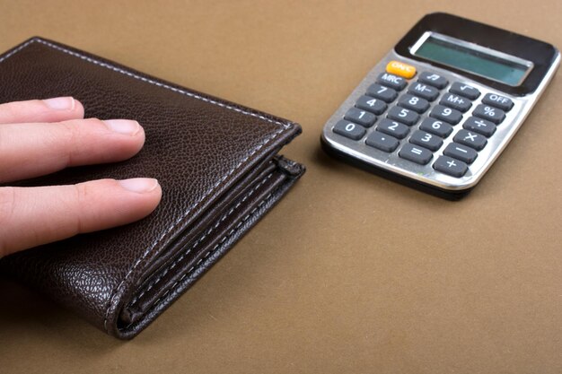 金融の概念として手に持った電卓と財布
