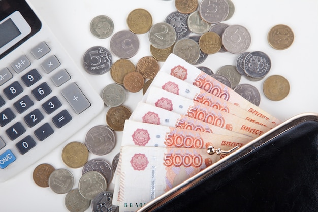 Калькулятор и кошелек с русскими деньгами
