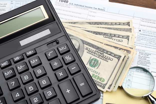 Калькулятор с крупным планом денег и документов Налоговая концепция