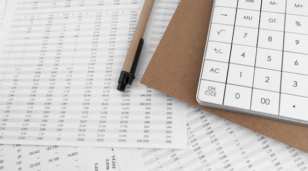 Калькулятор с ноутбуком на финансовых документах Финансовая концепция