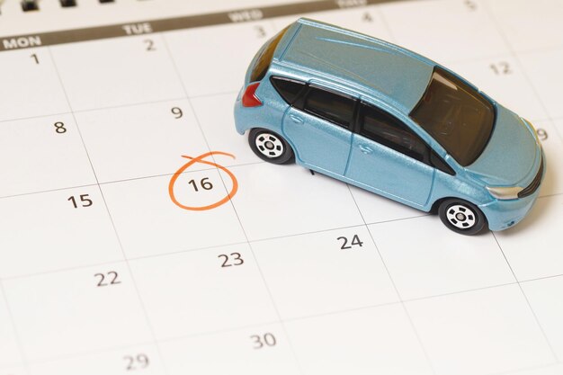 カレンダーと自動車保険料の支払い予定