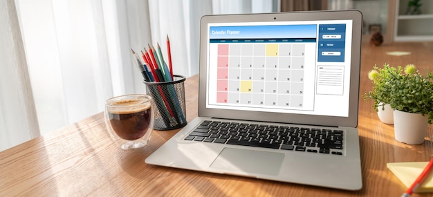 Foto calendario sull'applicazione software per computer per la pianificazione della pianificazione alla moda per l'agenda personale e il business online