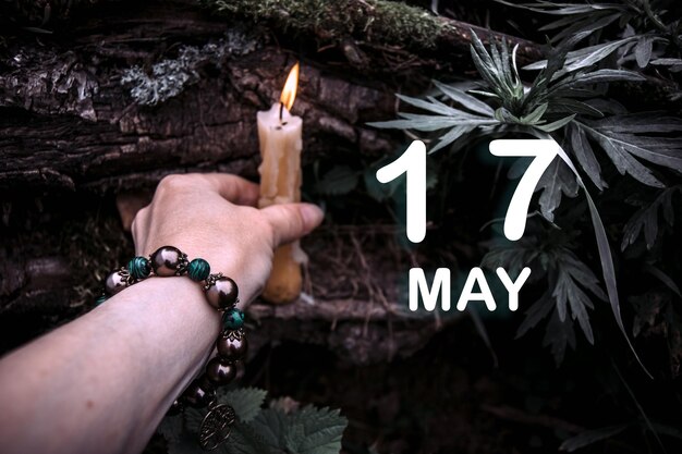 밀교 영적 의식을 배경으로 한 달력 날짜 5월 17일은 그 달의 17일입니다.