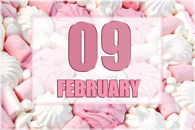 흰색과 분홍색 마시멜로를 배경으로 달력 날짜 2월 9일은 그 달의 9일입니다.