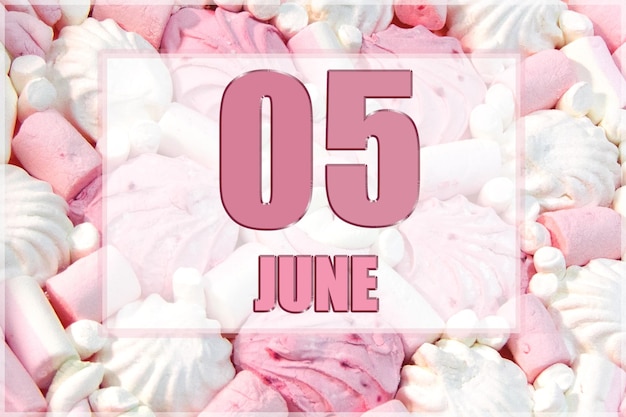 흰색과 분홍색 마시멜로를 배경으로 달력 날짜 6월 5일은 그 달의 다섯 번째 날입니다.