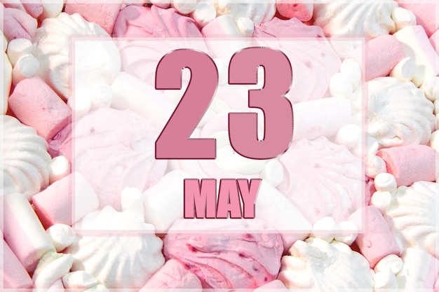 La data del calendario sullo sfondo dei marshmallow bianchi e rosa 23 maggio è il ventitreesimo giorno del mese