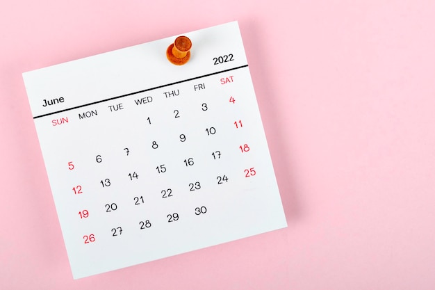 Calendario 2022 a giugno, il concetto di pianificazione e scadenza con una puntina sulla data del calendario.