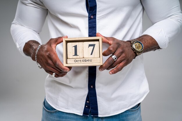 Календарь в руках мужчины Молодые деловые руки
