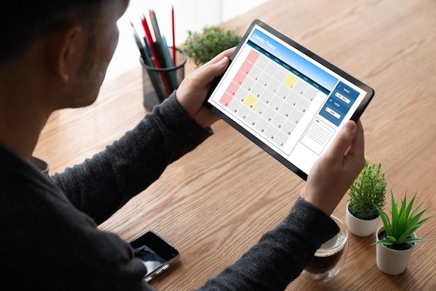 写真 現代のスケジュール計画のためのコンピュータソフトウェアアプリケーションのカレンダー
