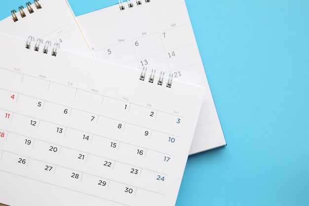 Страница календаря крупным планом на синем фоне бизнес-планирование встречи концепция встречи
