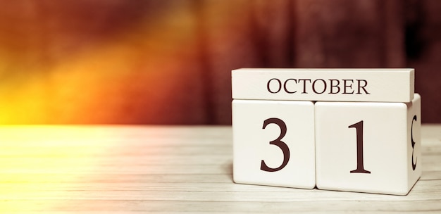 写真 カレンダーのリマインダーイベントのコンセプト。 10月31日の数字と月の木製キューブ