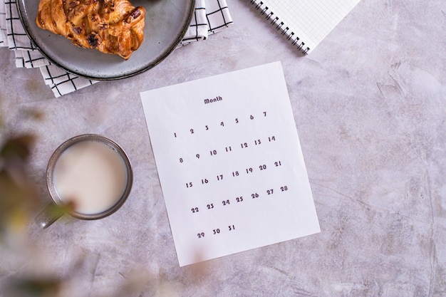Лист календаря для планирования перекуса с латте и булочками в фика-тайм, вид сверху