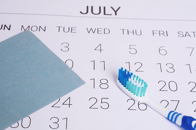 Foto calendario e spazzolino da denti.