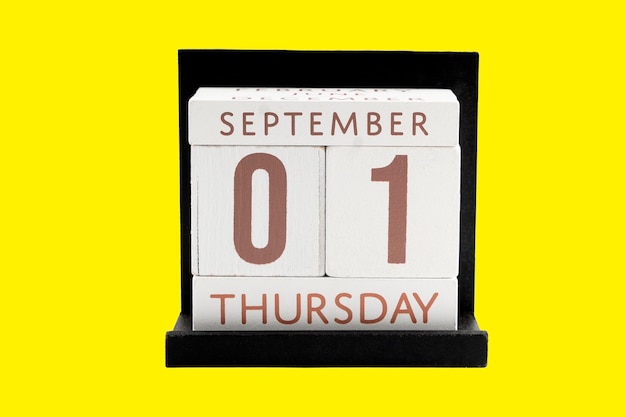 노란색 배경에 날짜가 2022년 9월 1일인 달력 학교 개념으로 돌아가기