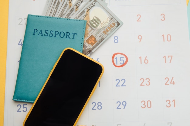 パスポートとスマートフォン付きのカレンダー