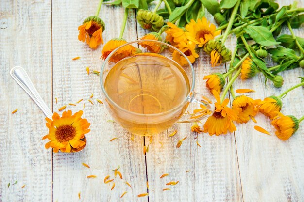 Foto calendula thee en bloemen selectieve focus natuur