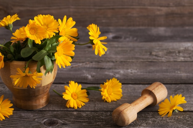 Calendulabloemen op donkere oude houten achtergrond