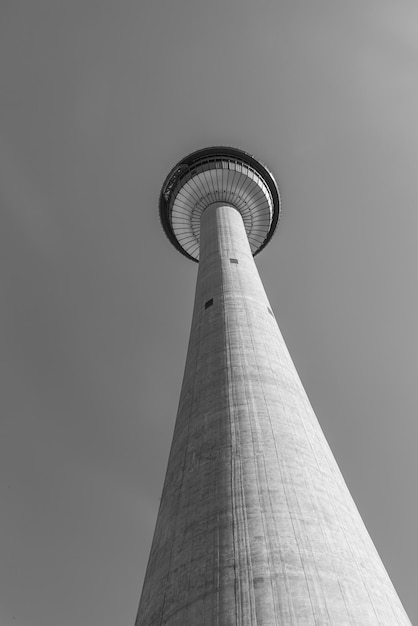 Calgary Tower in zwarte en witte kleuren, canada