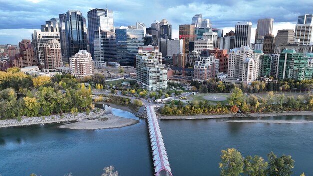 Foto calgary waar de bergen de stad ontmoeten.