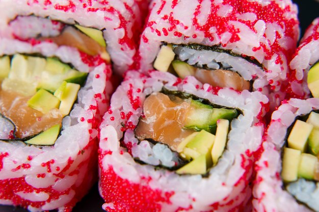 California rolls met kaviaar, zalm en avocado, komkommer, nori close-up.