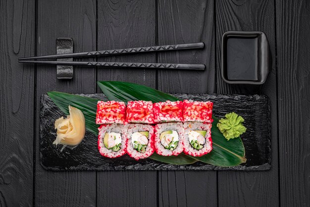 California sushi roll met krab, avocado, komkommer en tobiko-kaviaar geserveerd