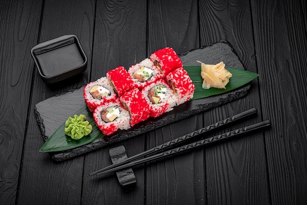 California sushi roll met krab, avocado, komkommer en tobiko-kaviaar geserveerd