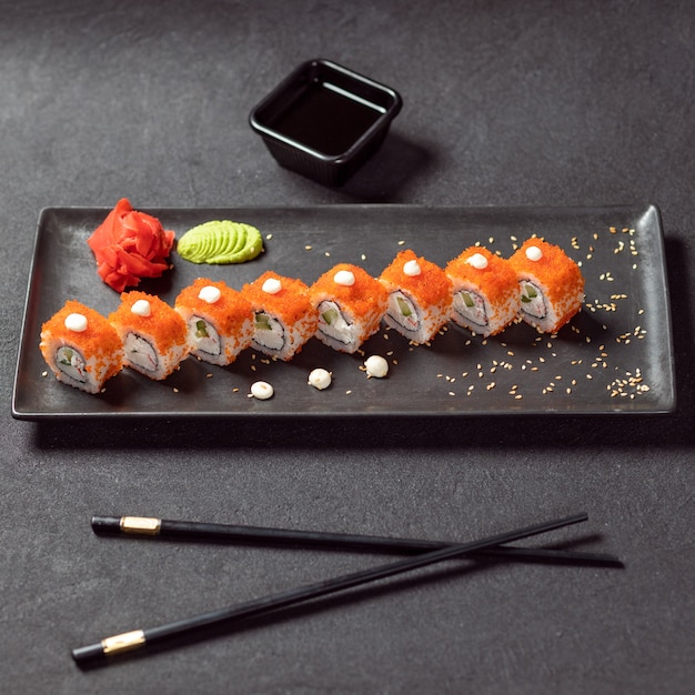 California Unagi Sushi Roll met soja, wasabi, gember en zwarte chopstick