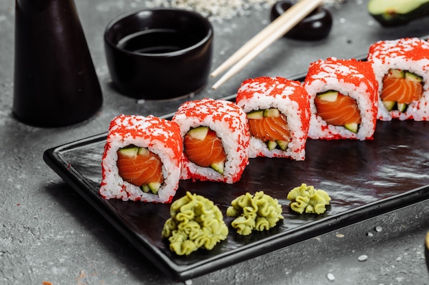 Californische sushi-stijlbroodjes, met rauwe groenten, voedselgrensachtergrond.