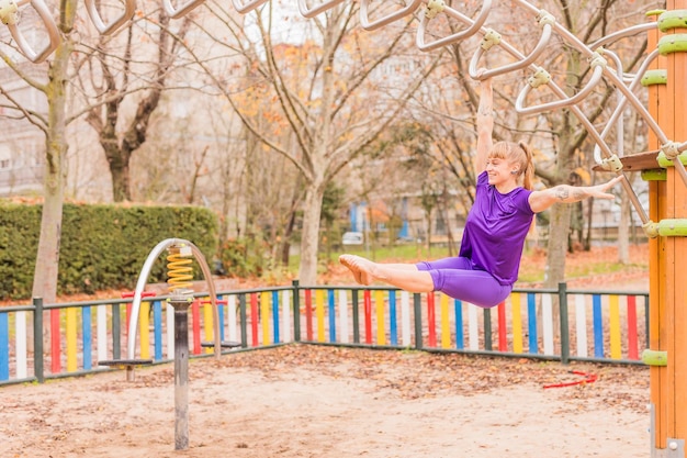 Calisthenics park fitness gezond welzijn levensstijl buitenshuis trainen midden Spaanse vrouw