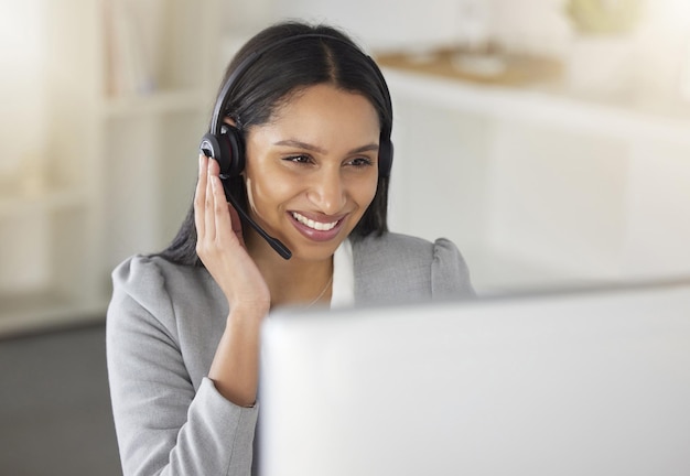 고객 지원 및 도움을 제공하는 헤드셋 및 컴퓨터로 전화 통화를 하는 콜센터 상담원 또는 Crm 비즈니스 여성 텔레마케팅 담당자 또는 고객 서비스 지원 컨설턴트 문의