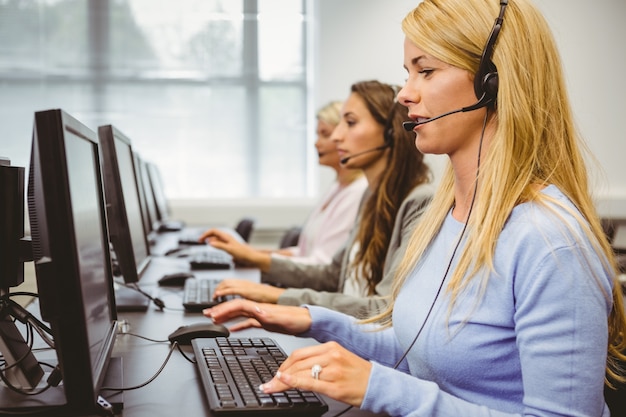 Call center agenten praten op de headset