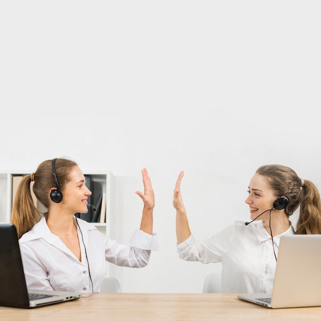 Foto agenti del call center che fanno il cinque