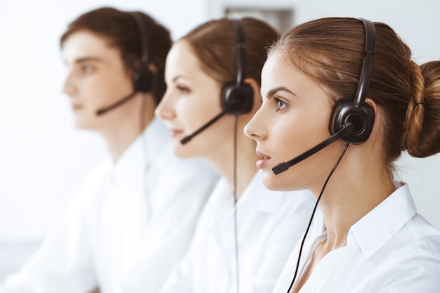 Call center. bella giovane donna che utilizza auricolare e computer per aiutare i clienti. concetto di affari