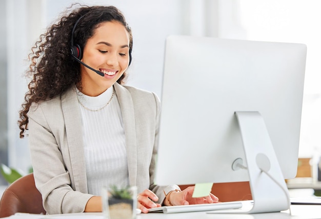 Foto computer del call center e donna d'affari in ufficio per il servizio clienti contattaci o comunicazione consulenza alle vendite e telemarketing con dipendente di sesso femminile per help desk e supporto tecnico